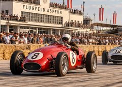Bildunterschrift: Der ehemalige Flughafen Aspern war auch ein Schauplatz des österreichischen Motorsports. Historisch inspirierte KI-Illustration, keine Originalaufnahme. Bildbeschreibung: Redaktionelle Visualisierung zur Geschichte des Flughafens Aspern in Wien. Das Bild veranschaulicht die frühere Nutzung des Flugplatzgeländes als Austragungsort von Motorsportveranstaltungen.