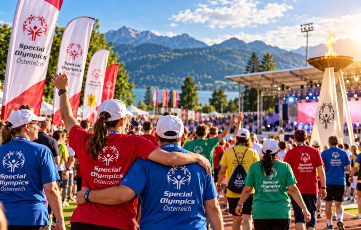 Bildunterschrift: „Brücken bauen“ – KI-generierte Symbolillustration zu den 7. Nationalen Special Olympics Sommerspielen 2018 in Vöcklabruck. Wichtiger Bildhinweis: Das Bild wurde mit künstlicher Intelligenz erstellt. Es handelt sich nicht um eine Originalaufnahme der Veranstaltung von 2018. Personen, Kulisse, Logos und Zeremonie sind illustrativ generiert und dokumentieren keine tatsächliche Szene.